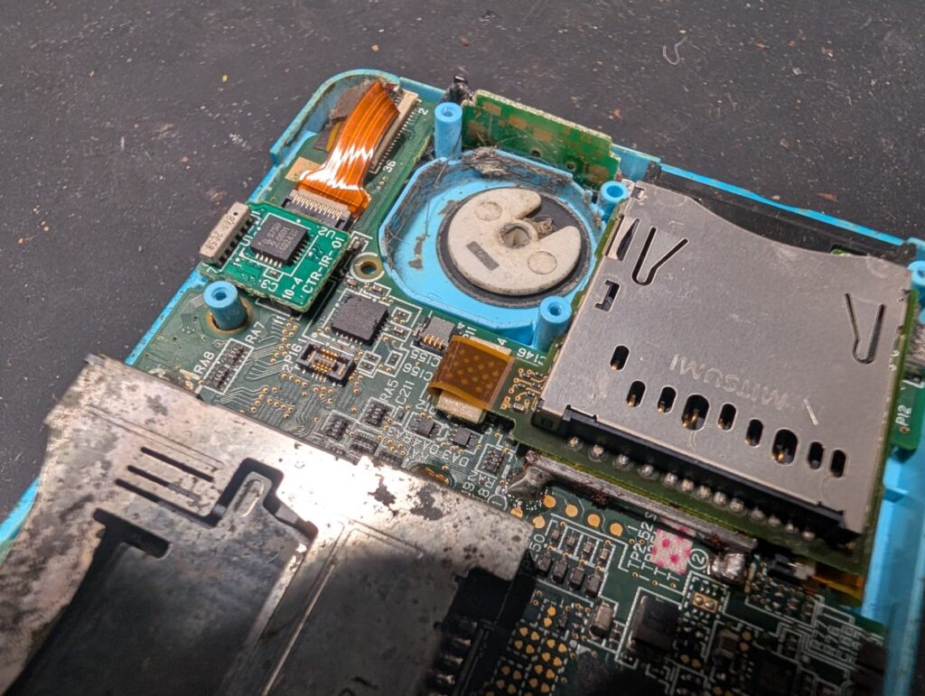 3DSのスライドパッド交換時の様子