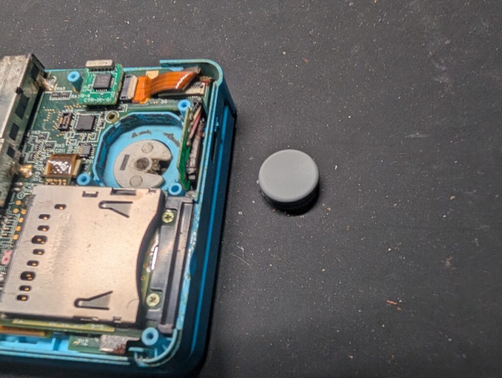 3DSのスライドパッド交換時の様子