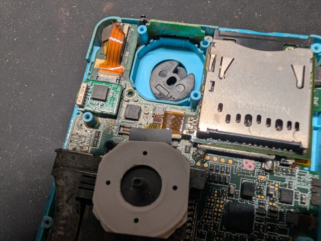 3DSのスライドパッド交換時の様子