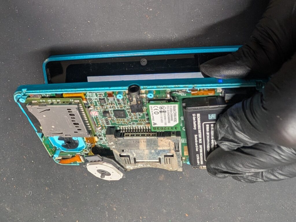 3DSのスライドパッド交換時の様子