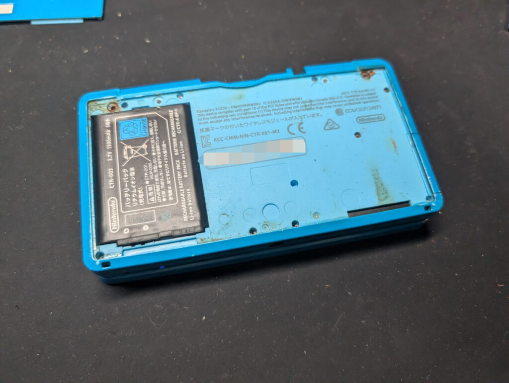 3DSのバッテリーカバー取り外し後の写真
