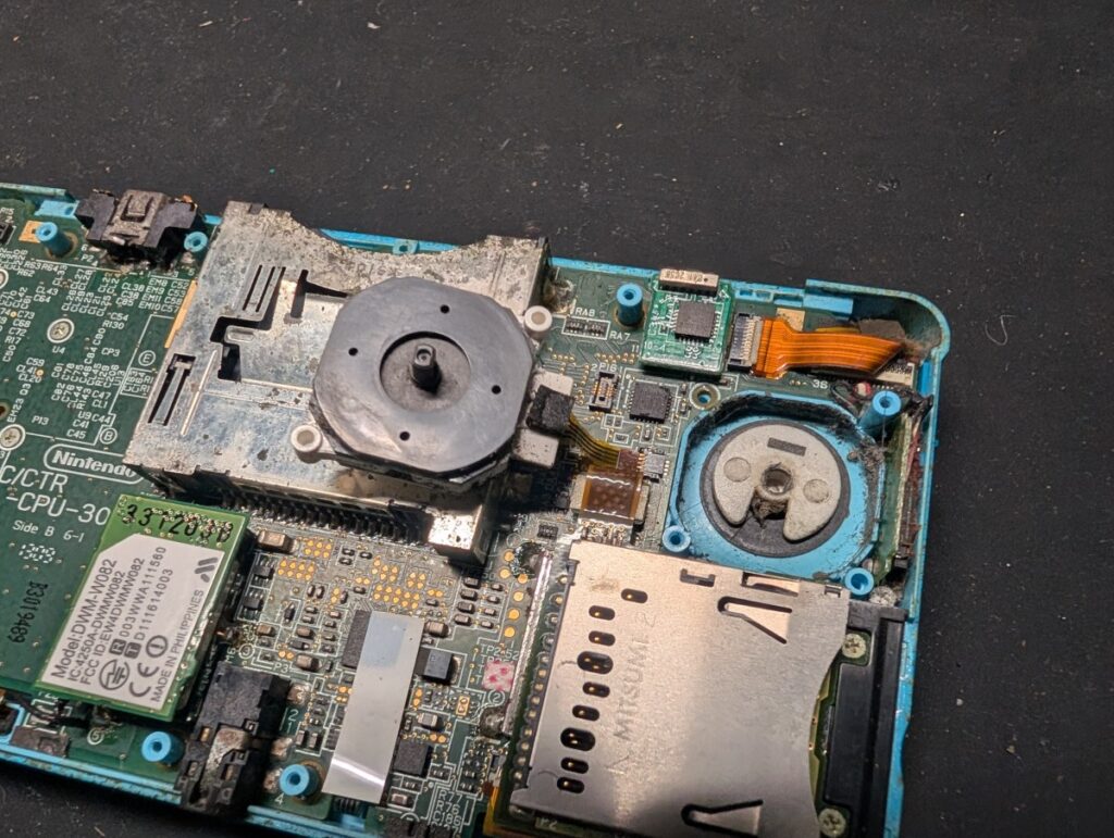 3DSのスライドパッド交換時の様子