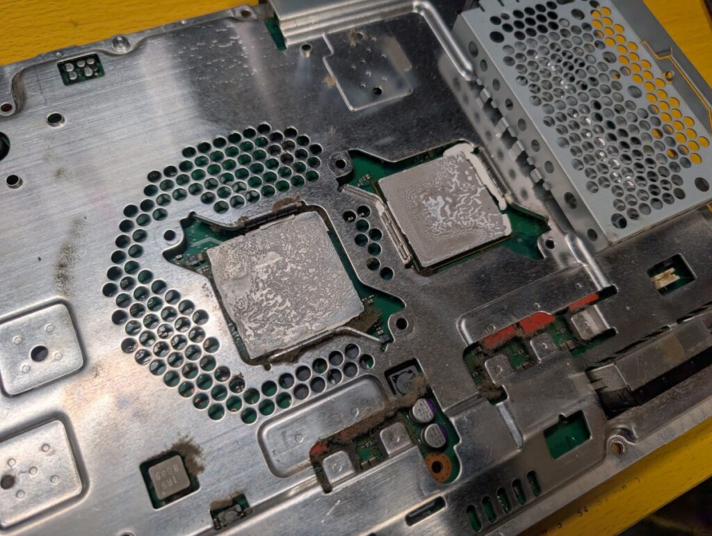 熱伝導グリス交換時の写真