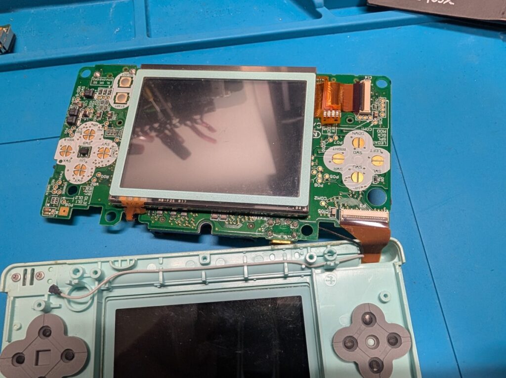 上画面が変色したDS Liteの修理時の写真