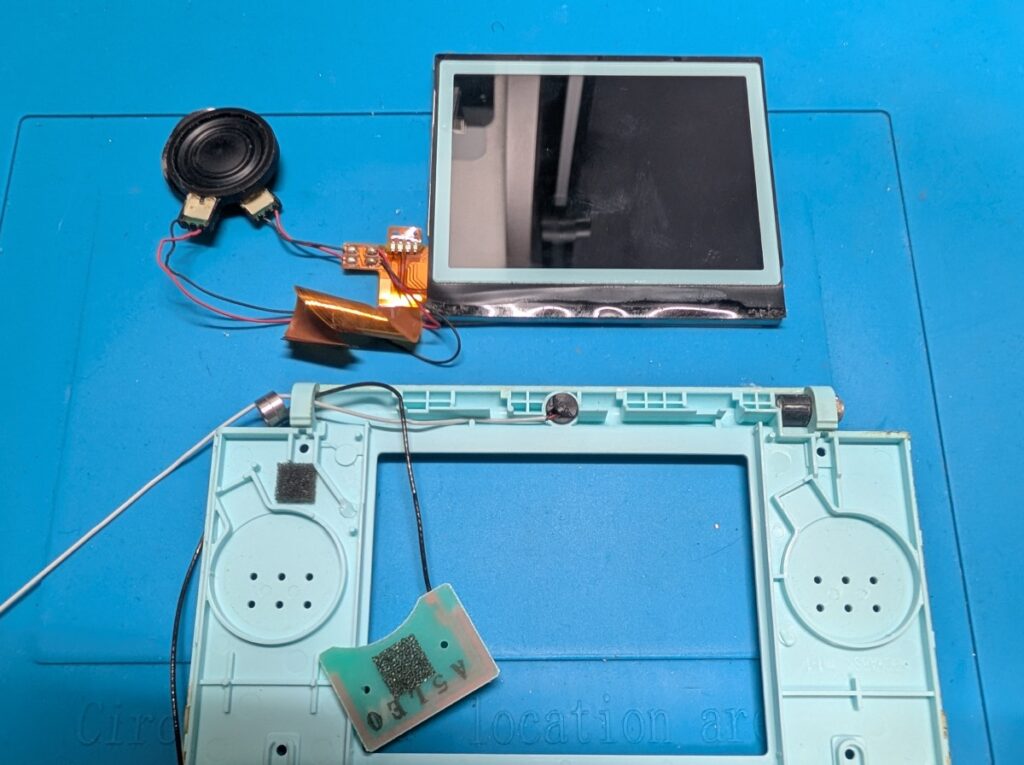 上画面が変色したDS Liteの修理時の写真