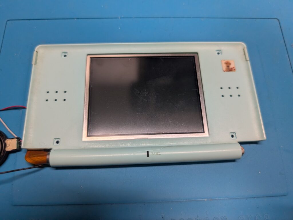 上画面が変色したDS Liteの修理時の写真