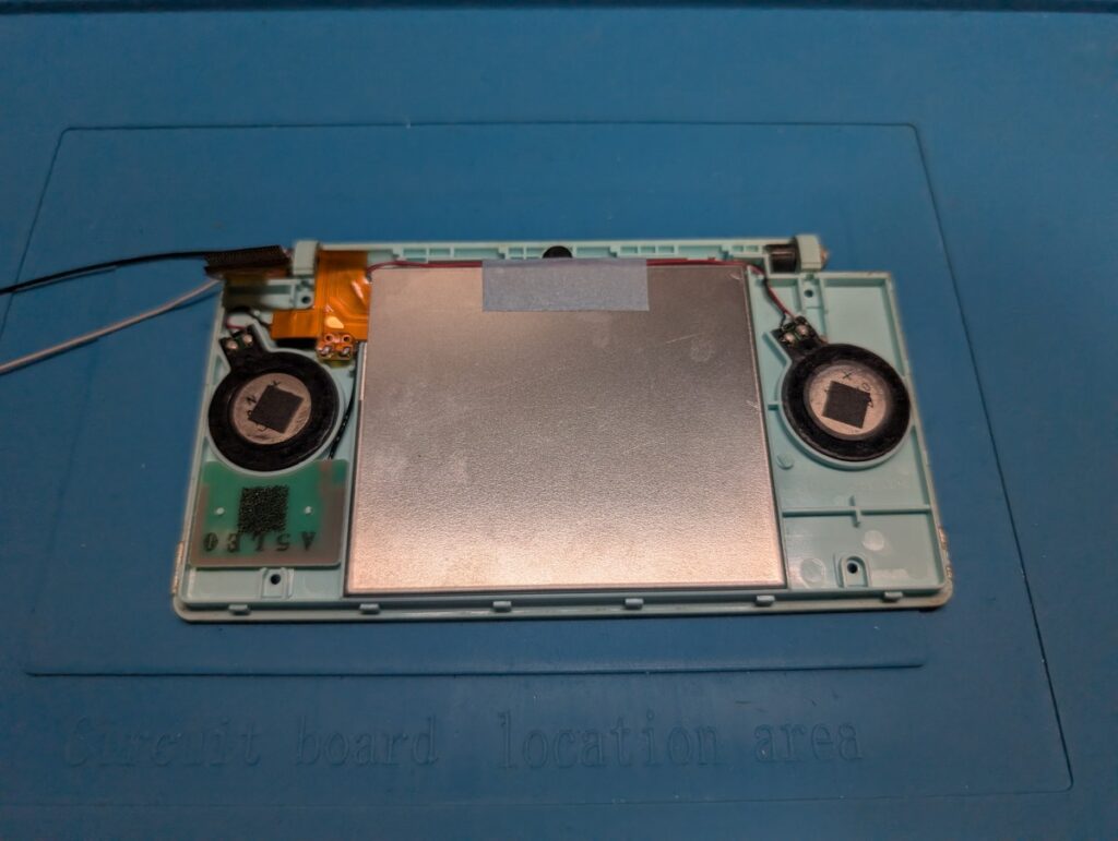 上画面が変色したDS Liteの修理時の写真