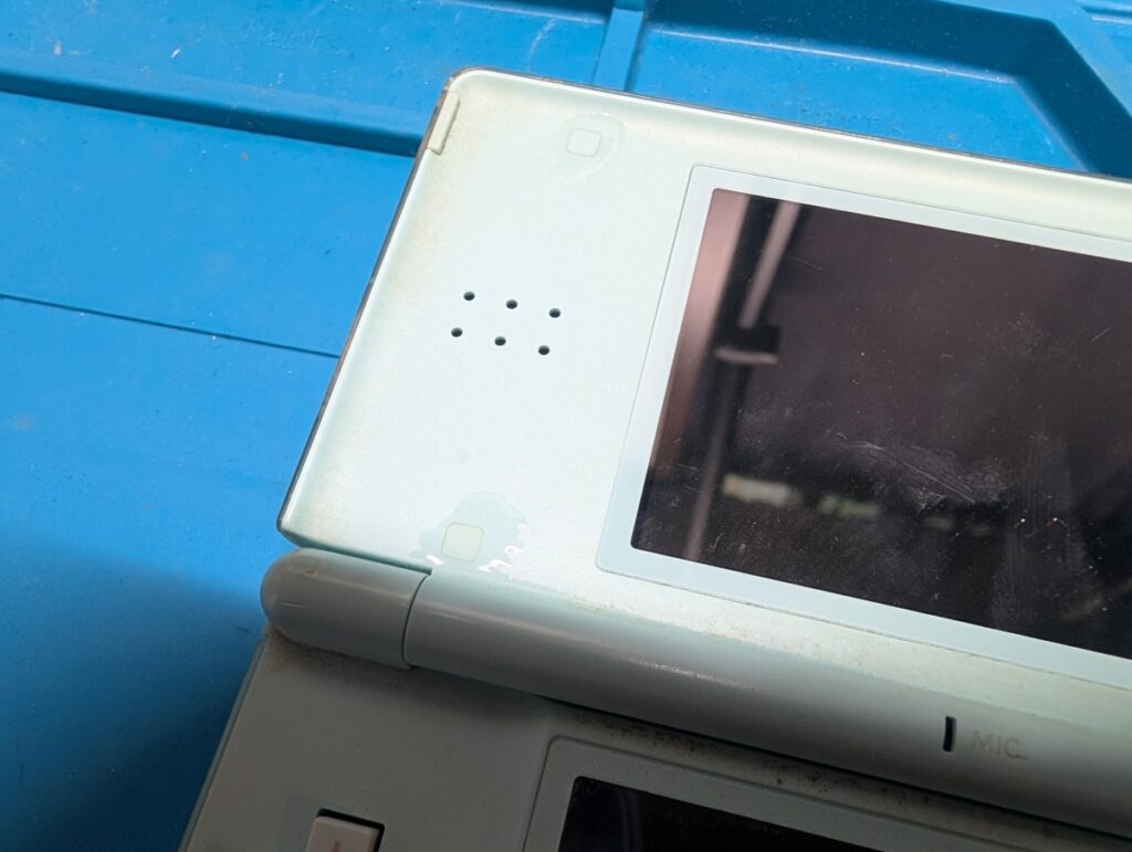 上画面が変色したDS Liteの修理時の写真