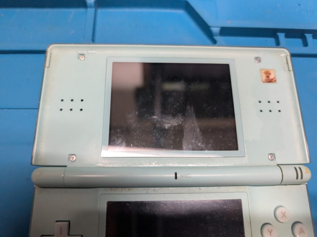上画面が変色したDS Liteの修理時の写真