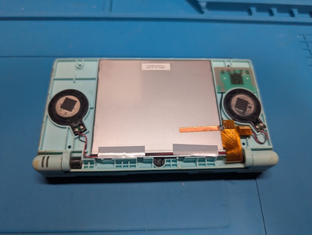 上画面が変色したDS Liteの修理時の写真