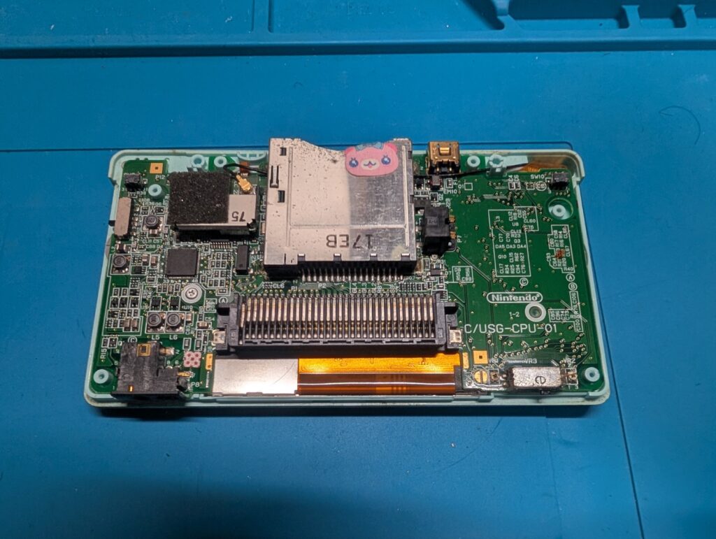 上画面が変色したDS Liteの修理時の写真