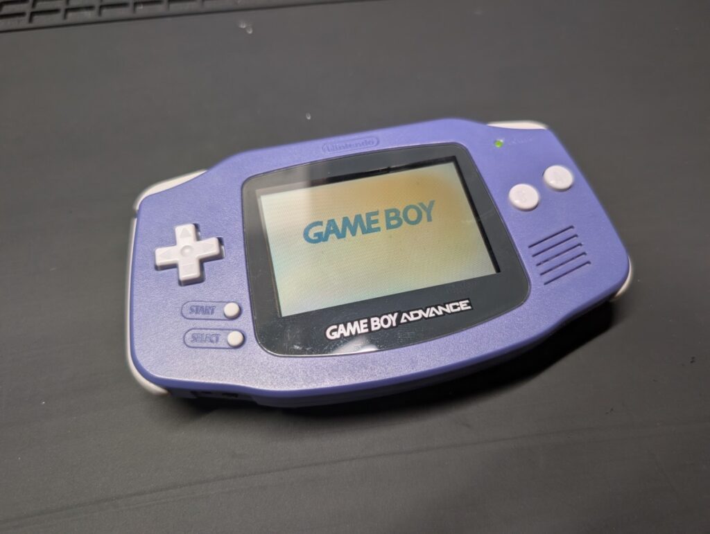 画面が変色したGBAの写真
