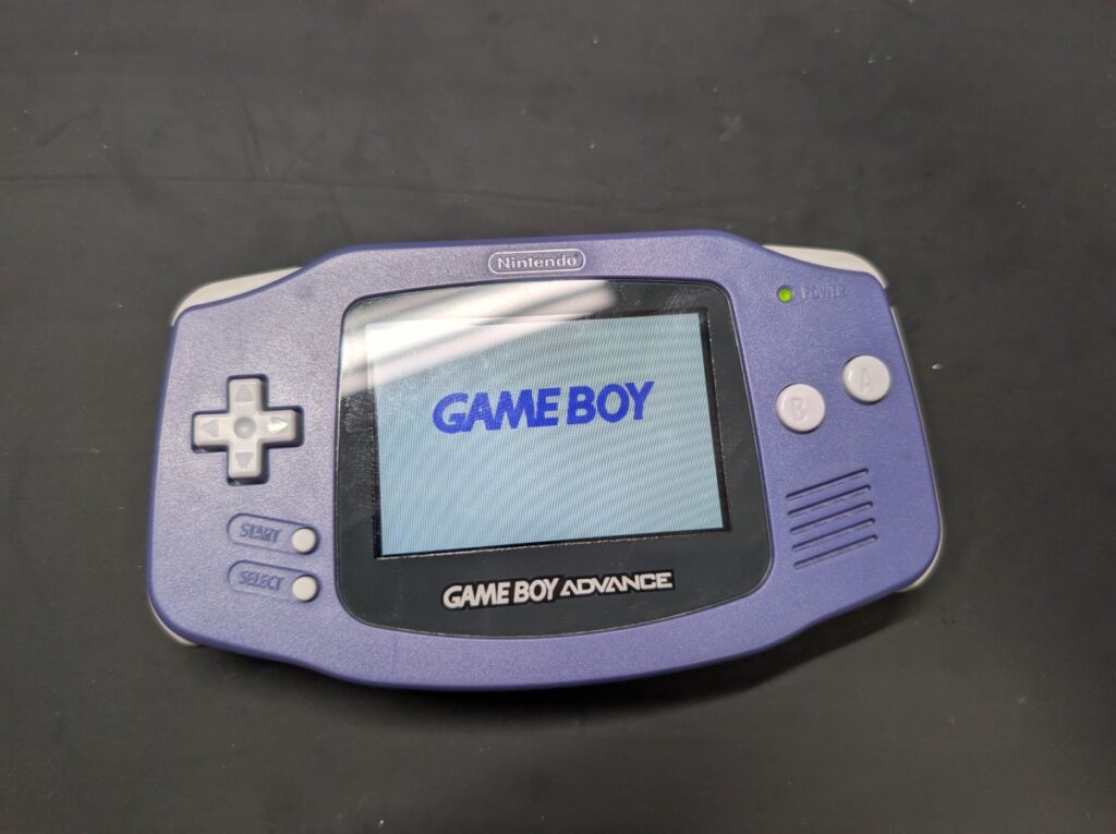 IPS液晶を取り付けたGBAの動作点検時の様子