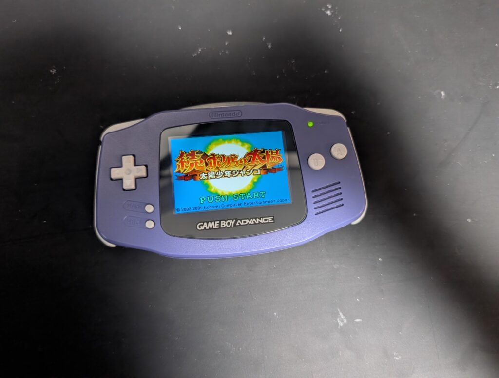 IPS液晶を取り付けたGBAの動作点検時の様子