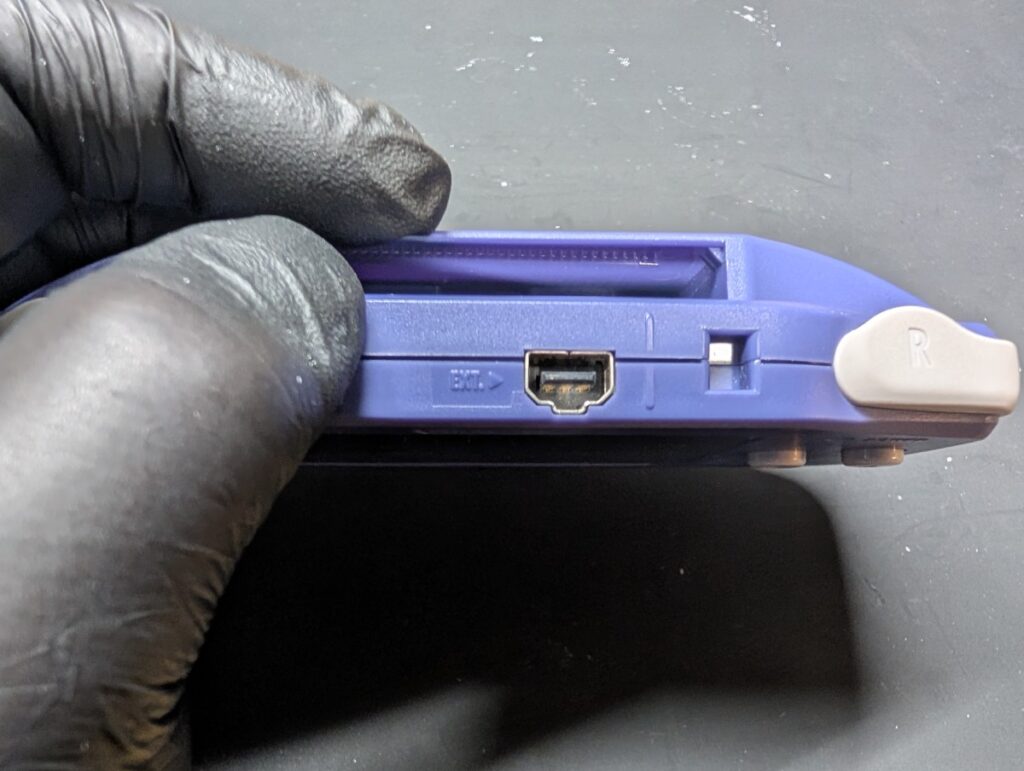 IPS液晶を取り付けたGBAの動作点検時の様子