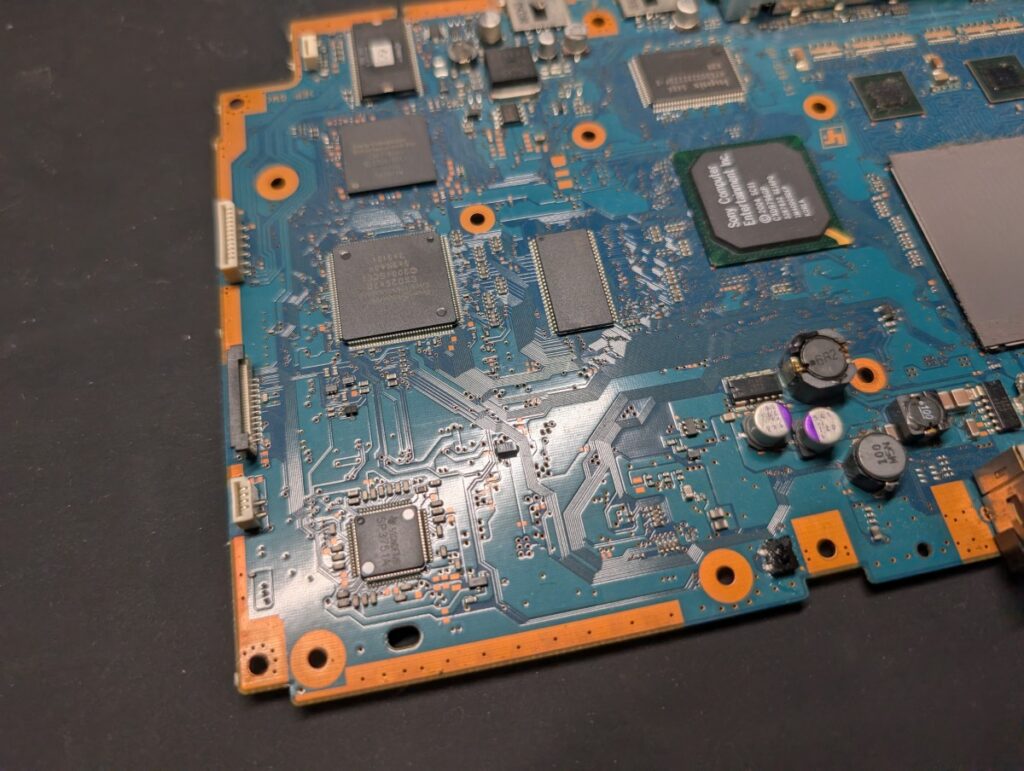 SCPH-75000の基板を点検中の写真