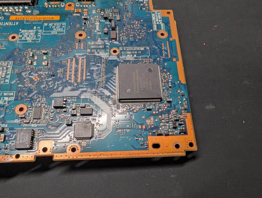 SCPH-75000の基板を点検中の写真