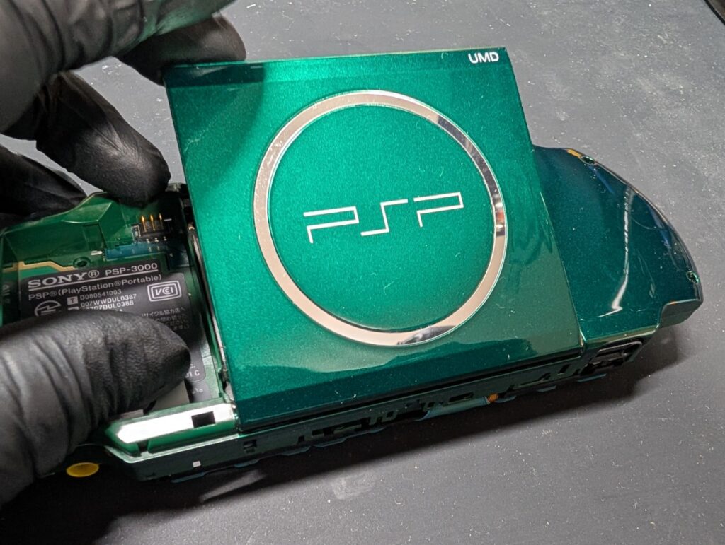 PSP-3000のUMDカバー取り外しの写真