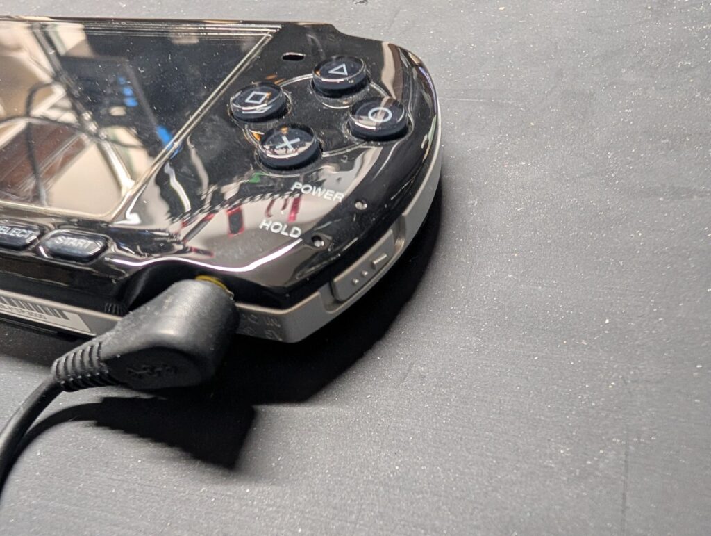 間違った充電ケーブルを差し込んでしまい起動しなくなったPSP-3000の写真