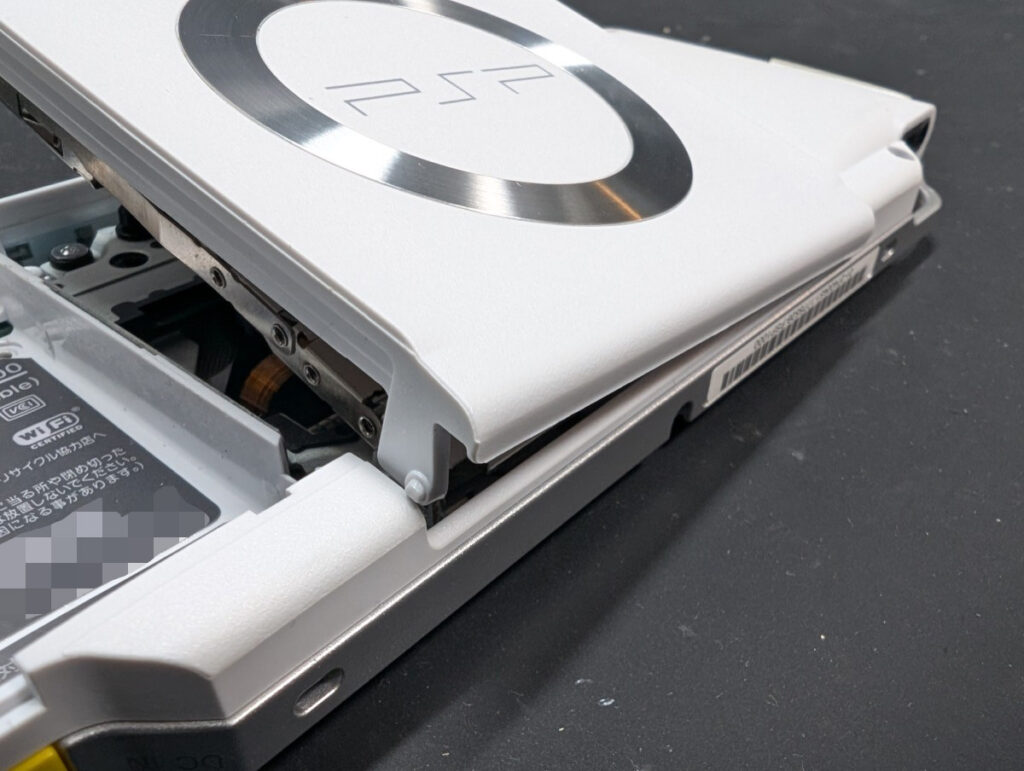 PSP-1000のUMDカバー取り外し時の写真