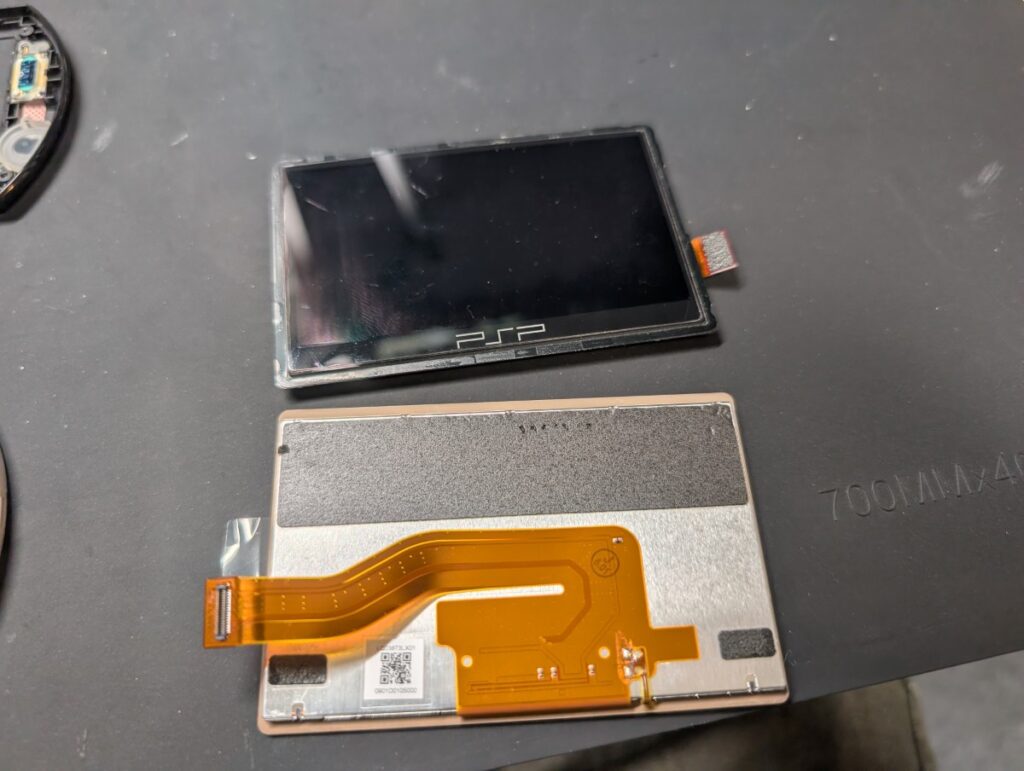 PSPgo の液晶交換時の写真