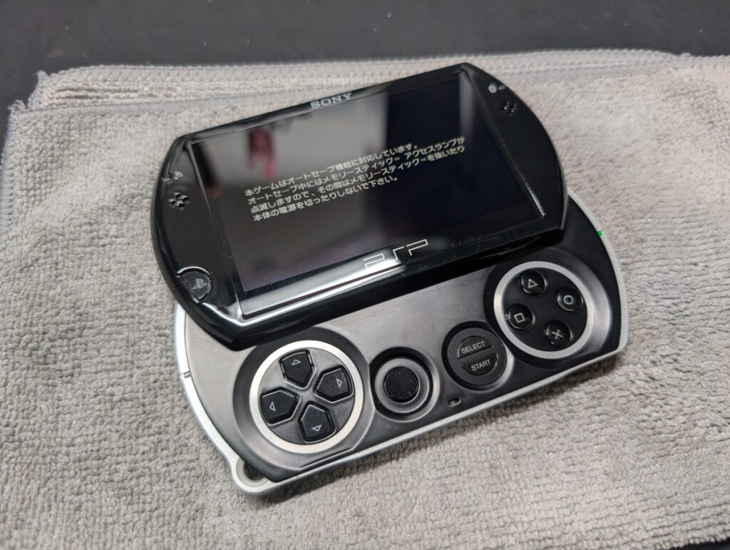 PSPgo の液晶交換後の写真