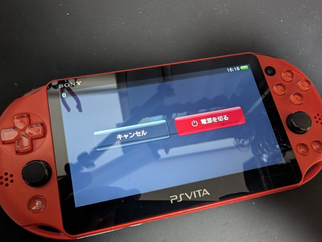 液晶に黒い線が入ったPSvitaの写真