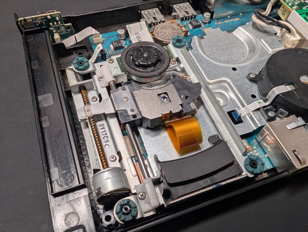 SCPH-90000へ新しいピックアップレンズを取り付け時の写真