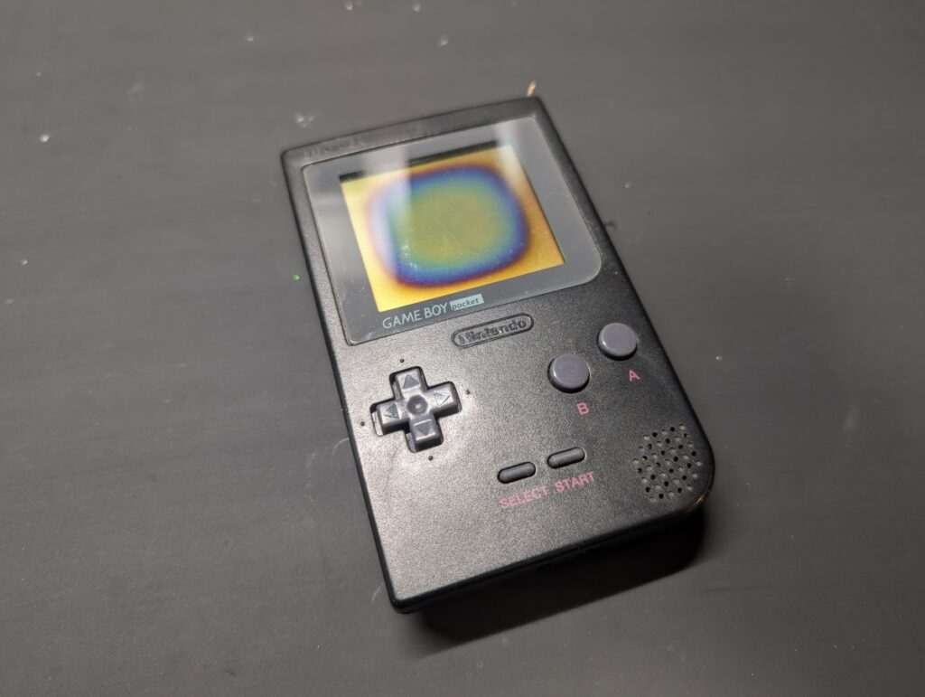 画面が変色したゲームボーイポケットの写真