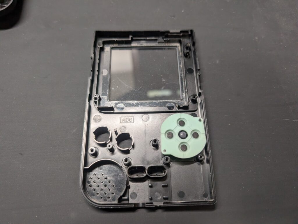 偏光フィルム交換後のゲームボーイポケットの動作点検の様子