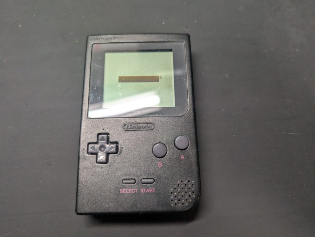 偏光フィルム交換後のゲームボーイポケットの動作点検の様子