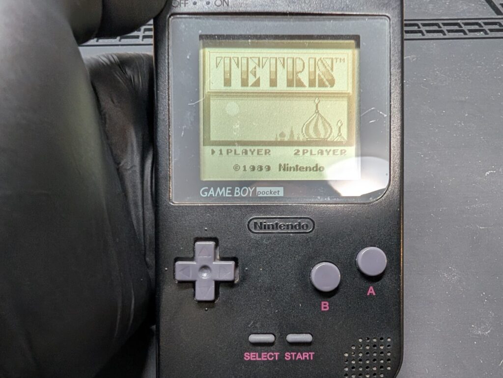 偏光フィルム交換後のゲームボーイポケットの動作点検の様子