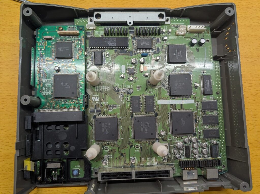 セガサターンのメイン基板の写真