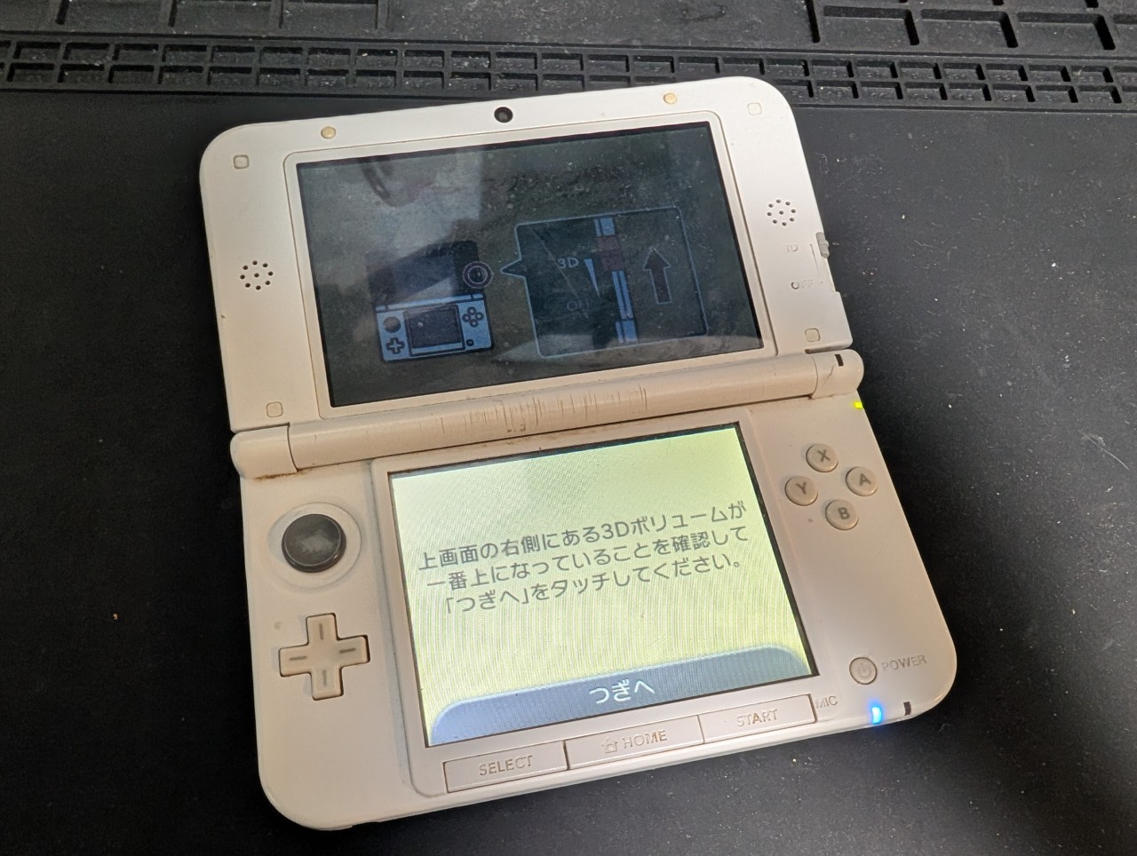 上画面が暗い3DSLLの修理