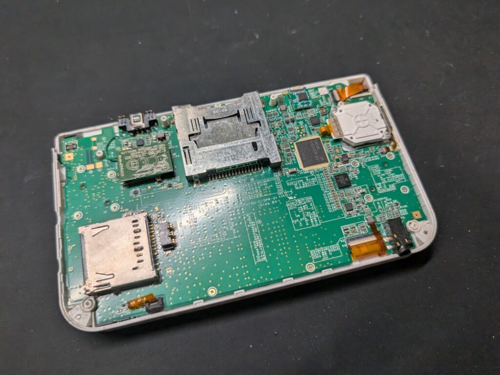 3DSLLを分解している最中の写真