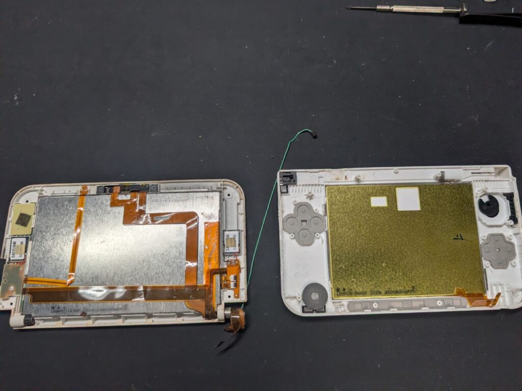 3DSLLを分解している最中の写真