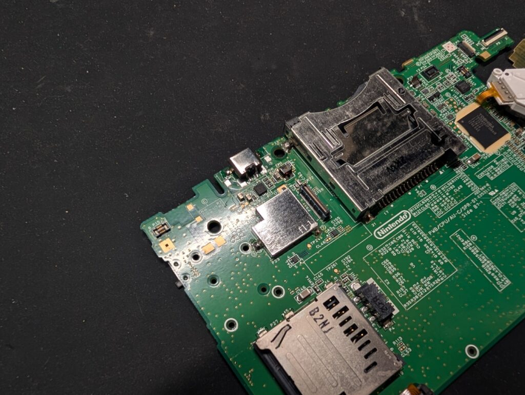 3DSLLの充電コネクタ交換時の写真