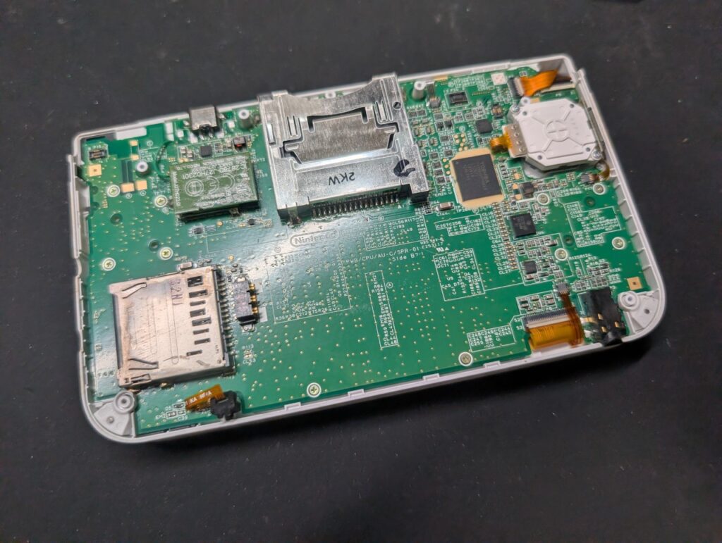 3DSLLの充電コネクタ交換時の写真