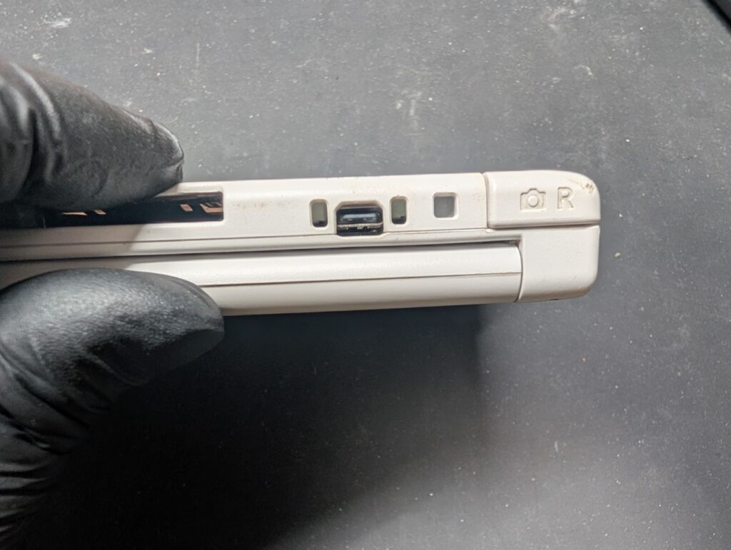 3DSLLの充電コネクタ交換時の写真