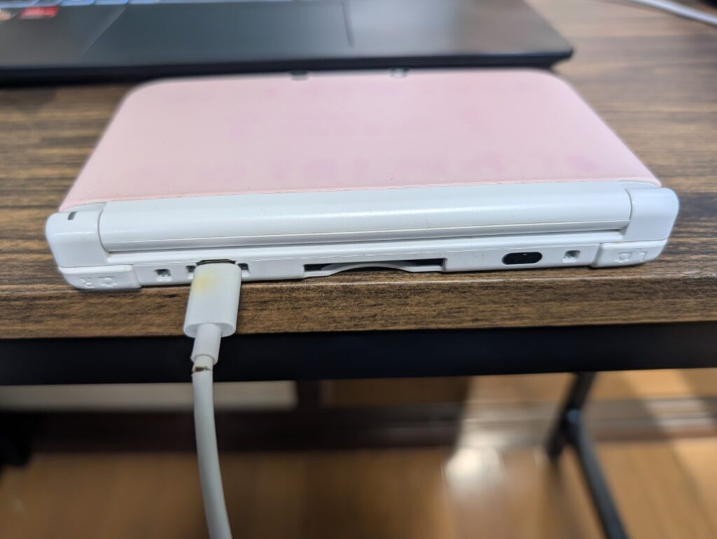 3DSLLの充電コネクタ交換後の動作点検時の写真