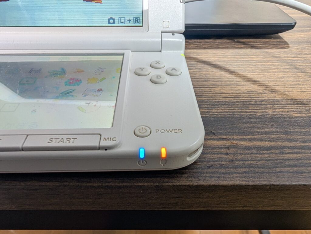 3DSLLの充電コネクタ交換後の動作点検時の写真