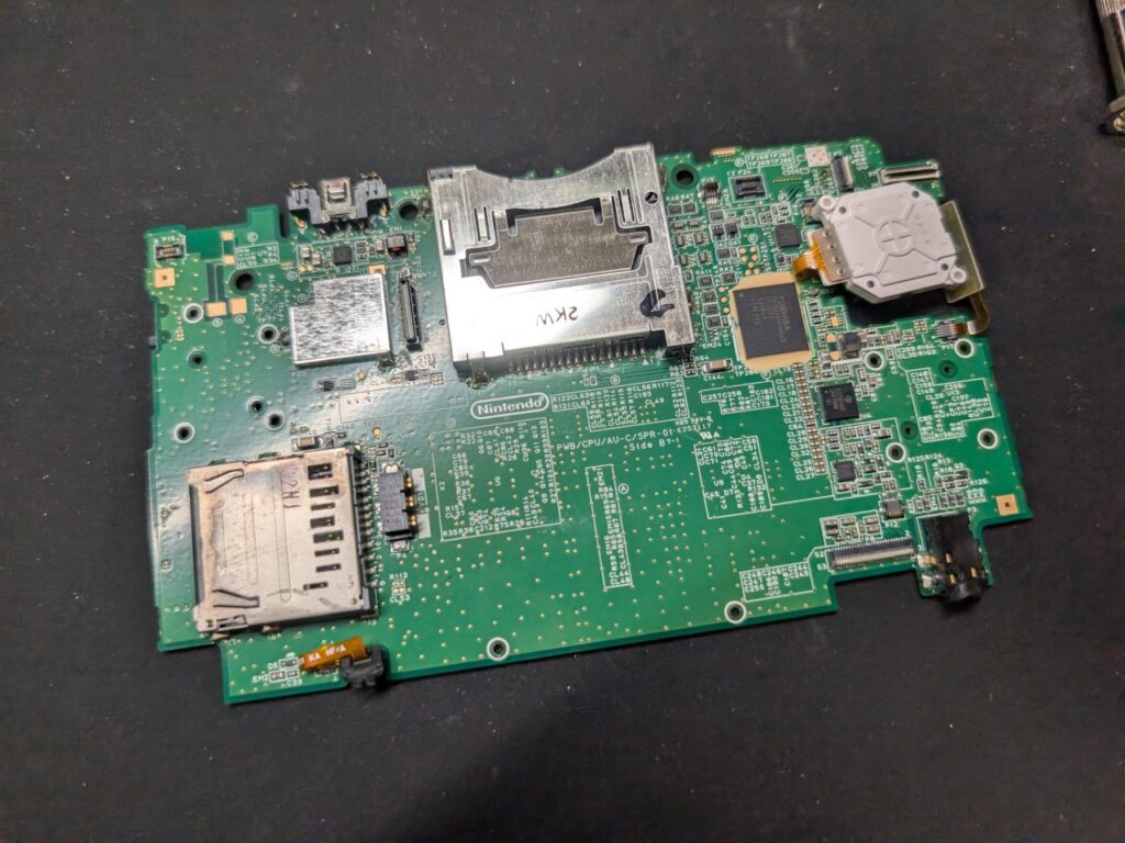 3DSLLのメイン基板の写真