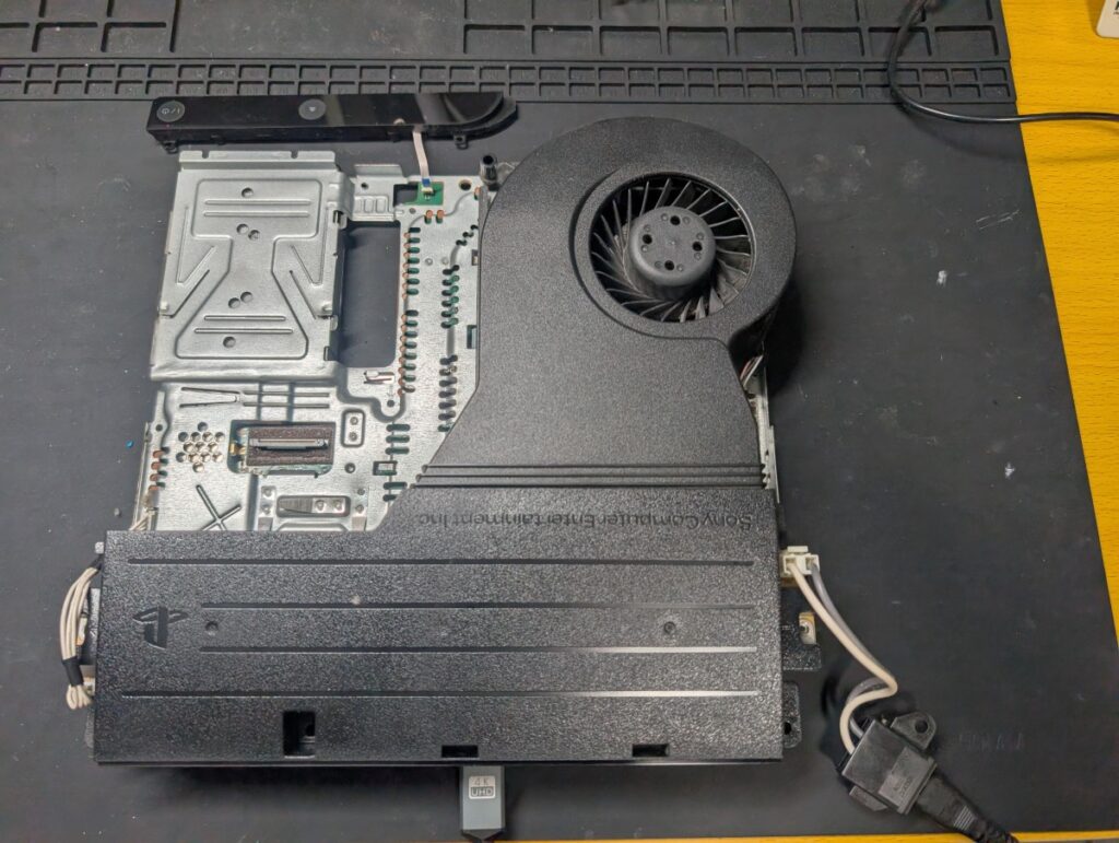 CECH-3000のHDMI端子の交換後の動作点検時の写真