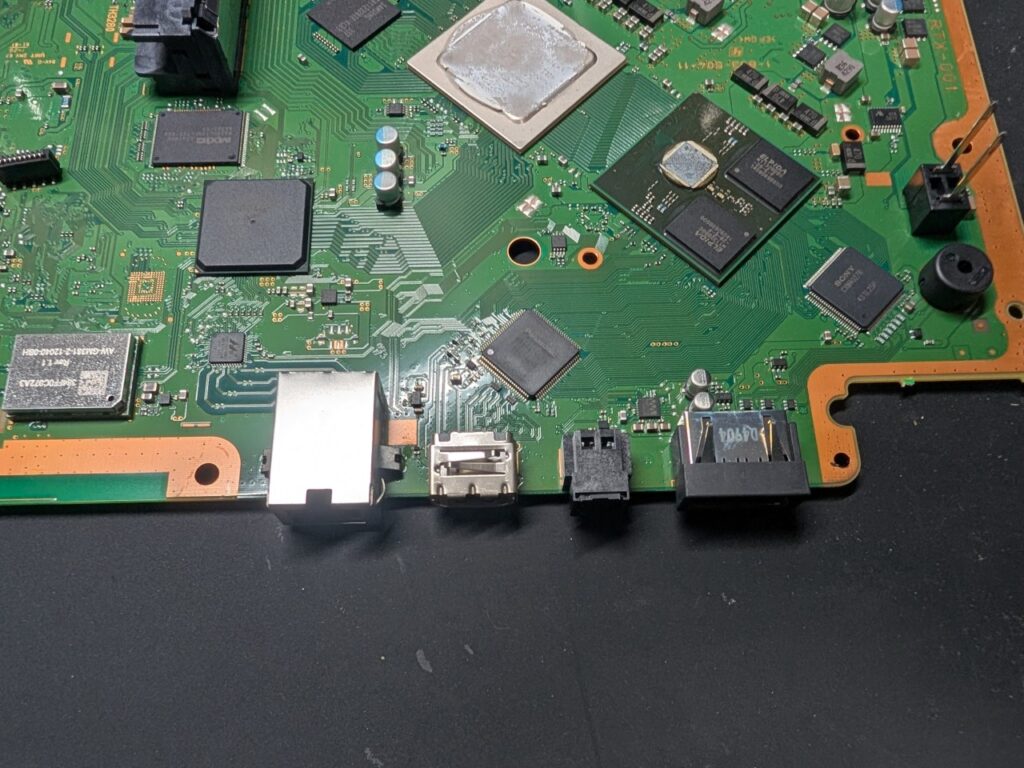 CECH-4300Cの映像が出力されない原因を調べている時の写真