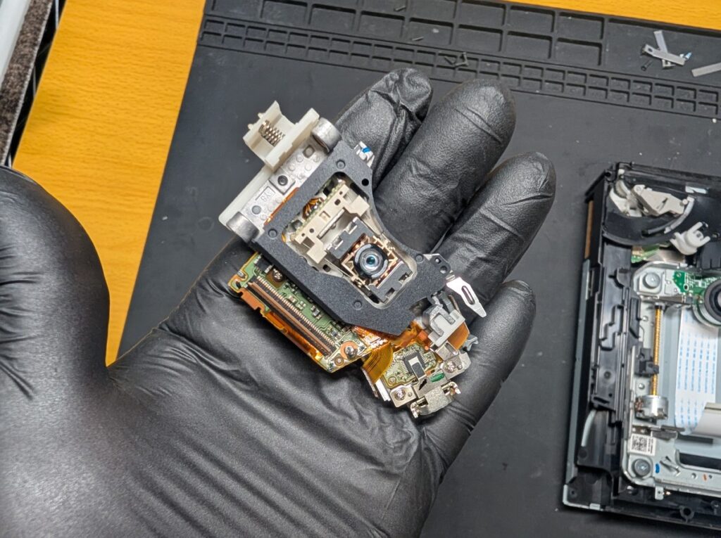 CECHA00のピックアップレンズ交換時の写真