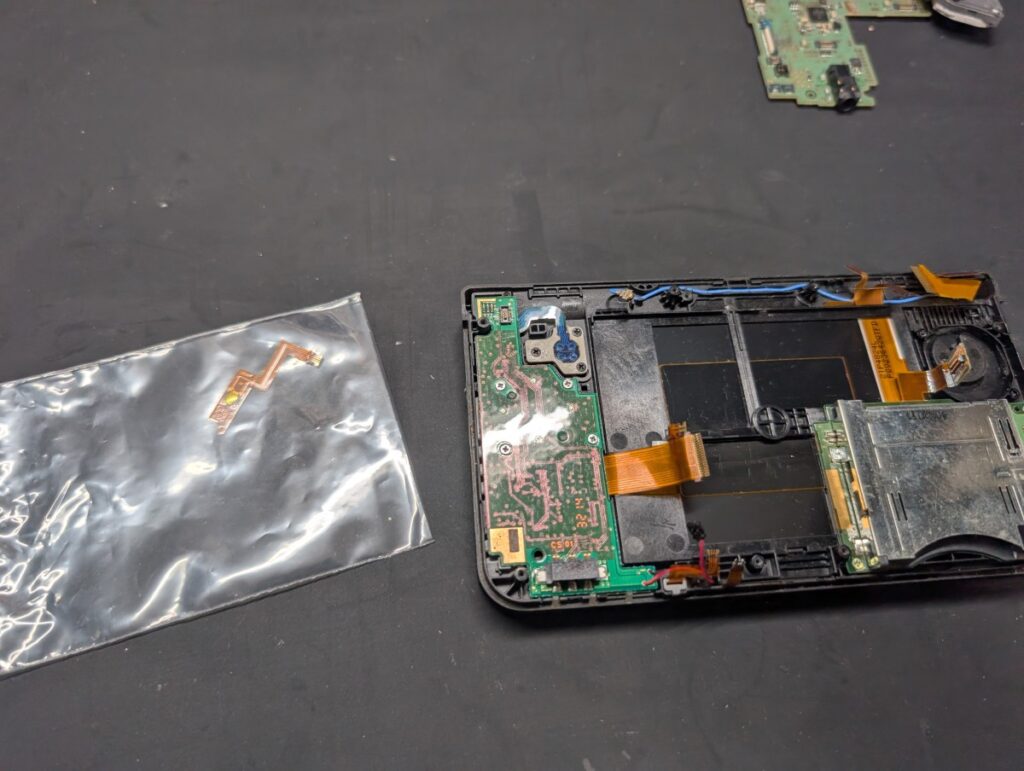 NEW3DSのホームボタン交換時の様子