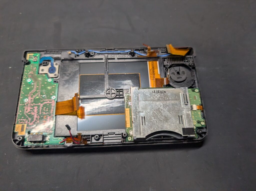 NEW3DSのホームボタン交換時の様子