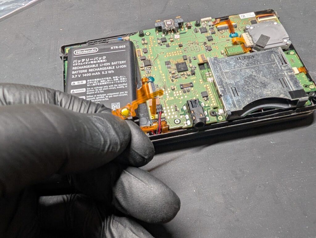 NEW3DSのホームボタン交換時の様子