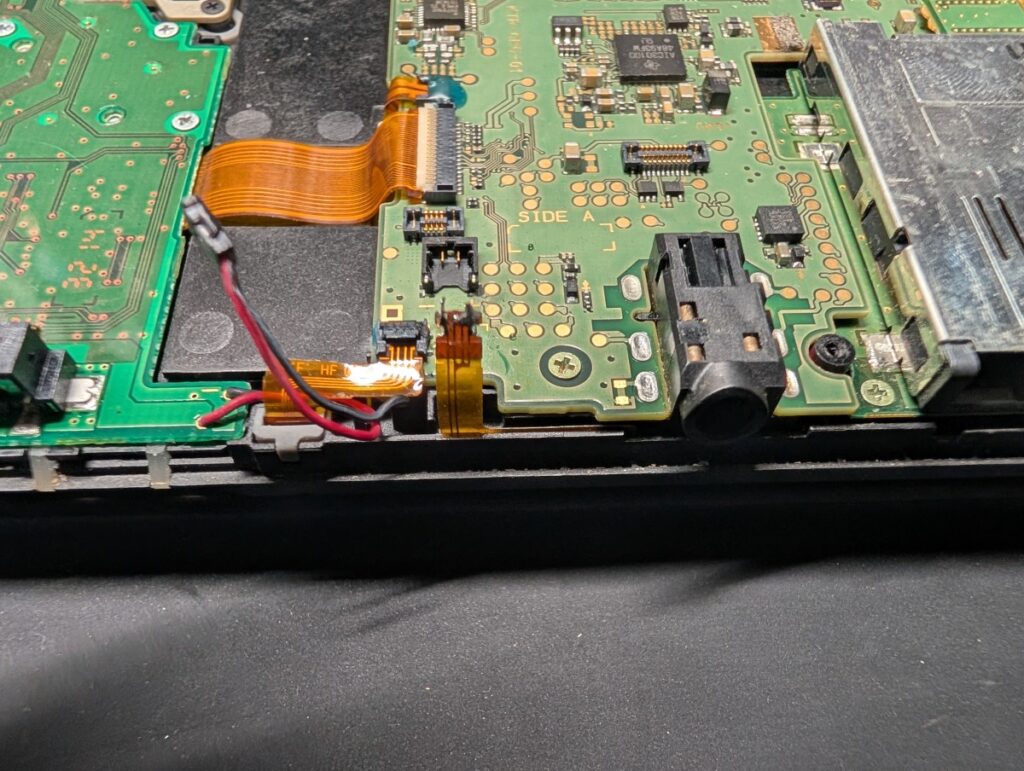 NEW3DSの破損したラッチ部分の写真