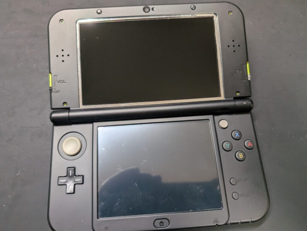 NEW3DSLLの画面交換後の動作点検時の様子